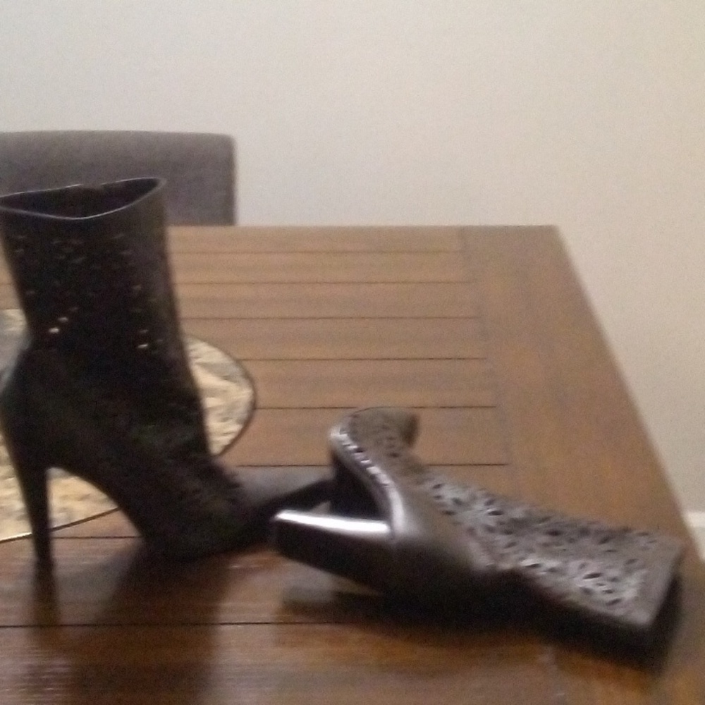 Zipped up brown pointed toe boots